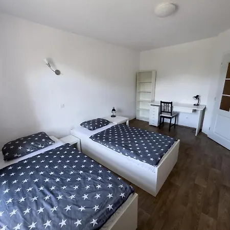 With 5 Beds & Two In The Centre Appartement Bratislava