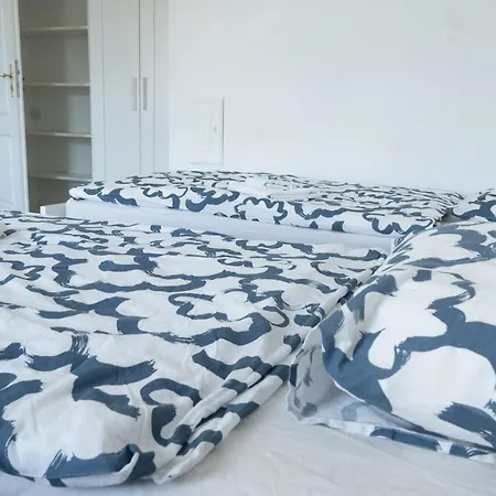 With 5 Beds & Two In The Centre Lejlighed Bratislava